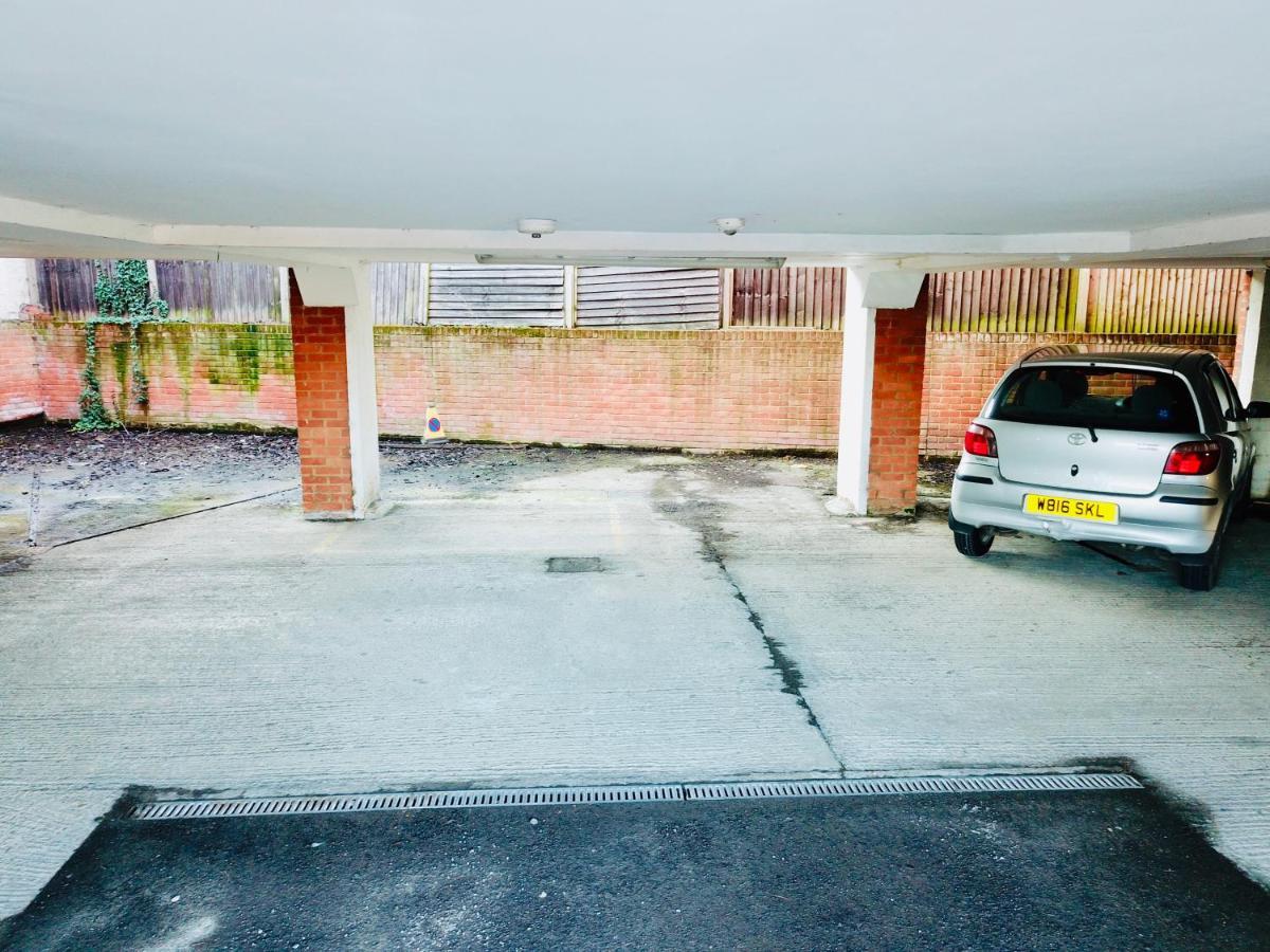Private Parking Stylish Great Location Apartment Guildford Exterior photo
